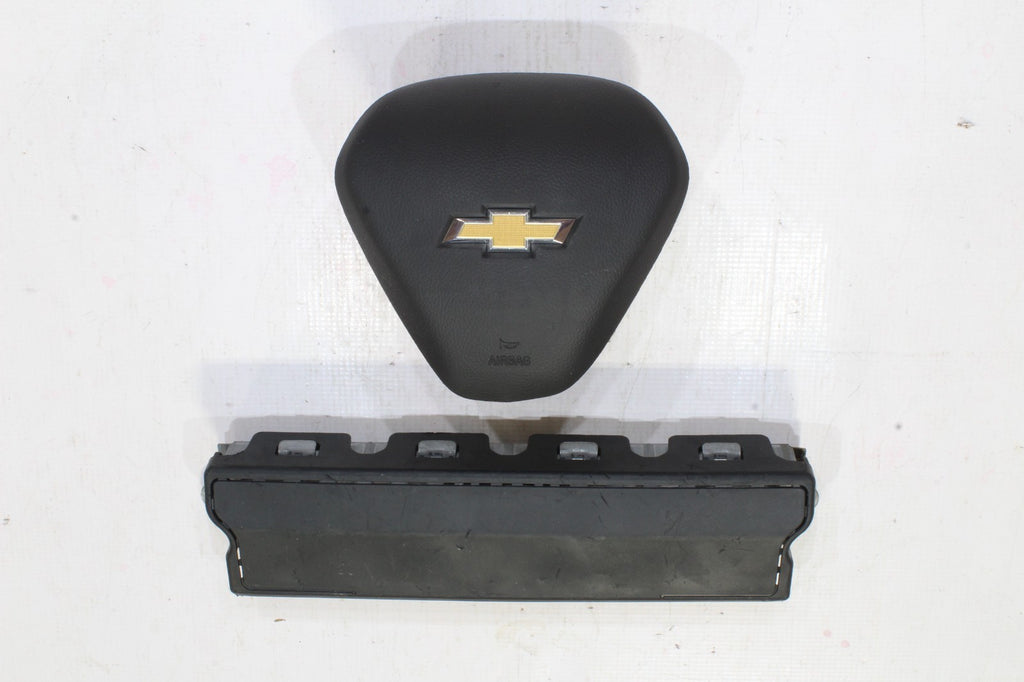 2019 CHEVROLET CRUZE DRIVER WHEEL AND KNEE AIRBAG OEM AIR BAG0