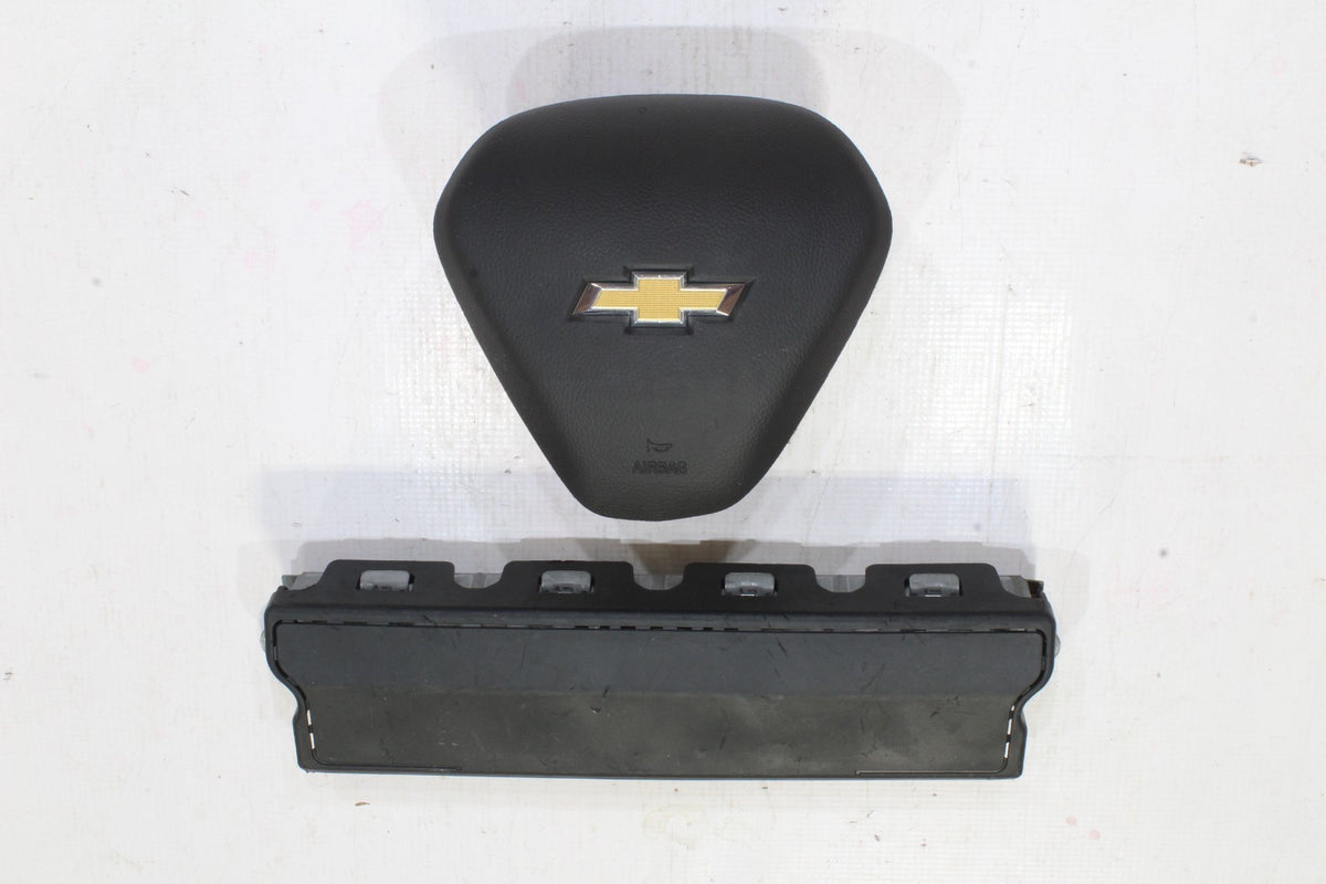 2019 CHEVROLET CRUZE DRIVER WHEEL AND KNEE AIRBAG OEM AIR BAG0